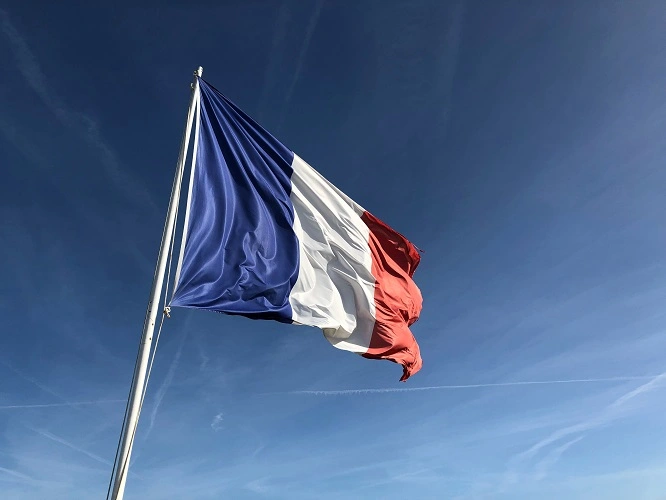Slide 4 - Drapeau Français flottant dans les airs